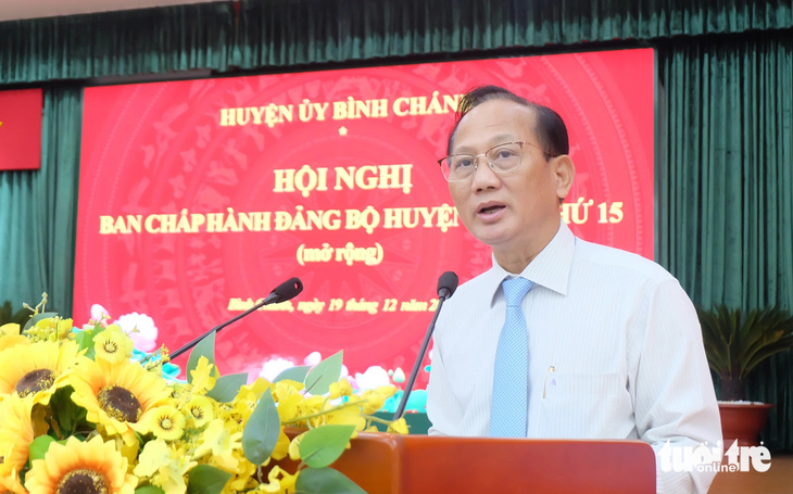 Bí thư Huyện ủy Bình Chánh Trần Văn Nam phát biểu tại hội nghị - Ảnh: TIẾN LONG