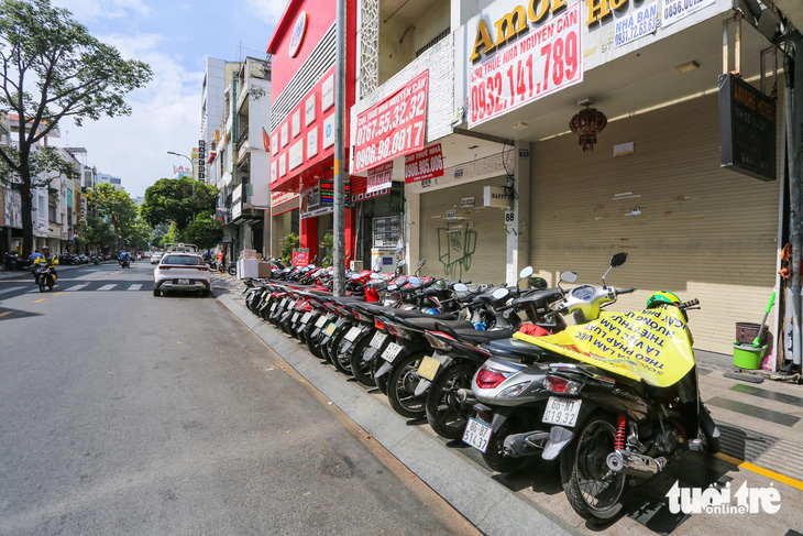 Người dân để xe máy ngăn nắp trong khu vực để xe miễn phí ở đường Nguyễn Trãi (quận 1, TP.HCM) ghi nhận ngày 18-12 - Ảnh: CHÂU TUẤN