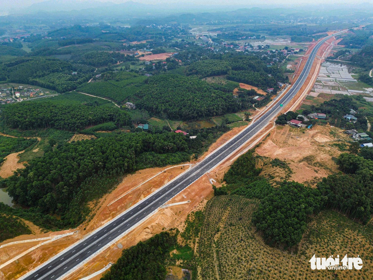 Toàn cảnh tuyến cao tốc Tuyên Quang - Phú Thọ chuẩn bị thông xe - Ảnh: HỒNG QUANG