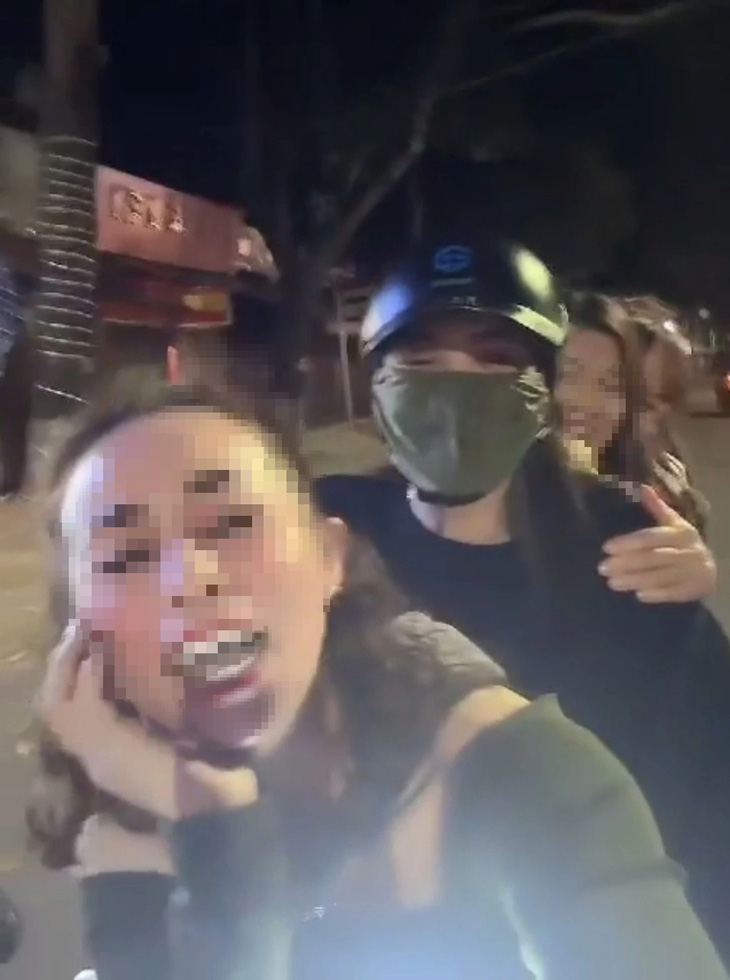 Công an TP Buôn Ma Thuột (Đắk Lắk) đang xác minh vụ 5 cô gái đi trên một xe máy, nhiều người không đội mũ bảo hiểm - Ảnh: chụp màn hình