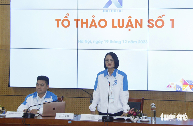 Chị Trần Thu Hà, phó chủ tịch Trung ương Hội Sinh viên Việt Nam, chủ tịch Hội Sinh viên Việt Nam TP.HCM, cùng đoàn chủ trì tại tổ thảo luận số 1 - Ảnh: CÔNG TRIỆU