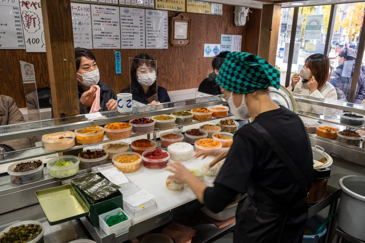 Một cửa hàng chuyên về cơm nắm tại Nhật có gần 50 loại nhân