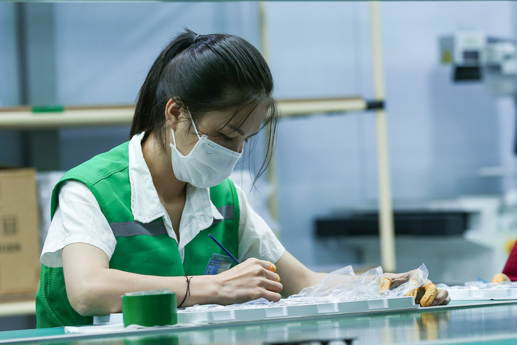 Công nhân sản xuất trong xưởng tại Công ty Green PrecisonComponents Việt Nam - Ảnh: HÀ QUÂN