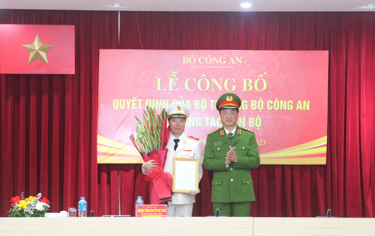 Thứ trưởng Bộ Công an Nguyễn Duy Ngọc trao quyết định và tặng hoa chúc mừng Thiếu tướng Nguyễn Ngọc Cương, tân cục trưởng C06 - Ảnh: Q.V.