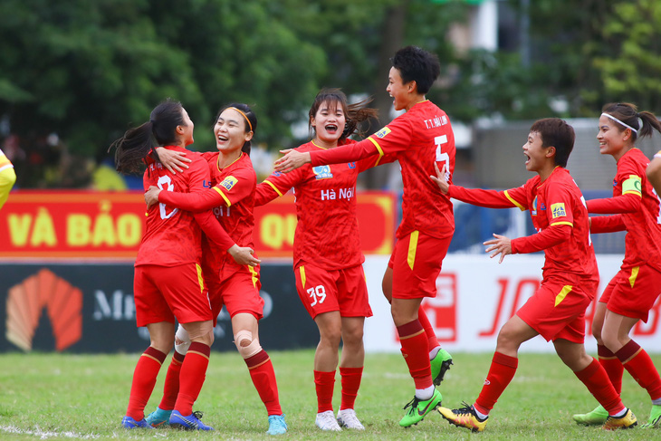Niềm vui của các cô gái Hà Nội I sau chiến thắng 3-1 trước Thái Nguyên T&T - Ảnh: TSB