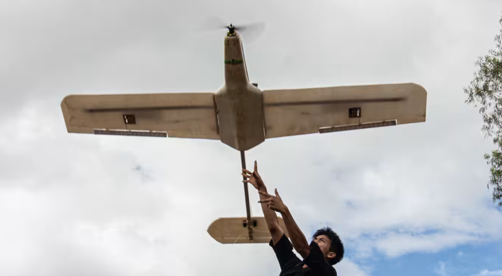 Một thành viên thuộc Lực lượng phòng vệ dân tộc Karenni (KNDF) phóng thử nghiệm drone tại bang Kayah, Myanmar - Ảnh: NIKKEI ASIA