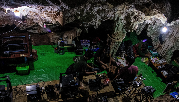 Máy in 3D và máy cắt laser tại một căn cứ chế tạo drone trong hang động ở Myanmar - Ảnh: NIKKEI ASIA