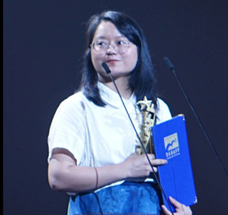 Đạo diễn Hà Lệ Diễm nhận giải phim châu Á xuất sắc nhất cho phim Những đứa trẻ trong sương tại Liên hoan phim châu Á Đà Nẵng lần thứ nhất - Ảnh: TRẦN MẶC