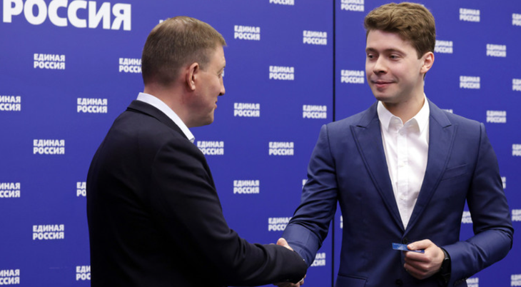 Anh Ilya Medvedev, con trai cựu tổng thống Nga Dmitry Medvedev, nhận thẻ đảng viên Đảng Nước Nga thống nhất tháng 6-2022 - Ảnh: SPUTNIK/EKATERINA SHTUKINA