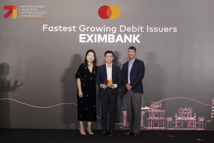 Đại diện Eximbank - ông La Kim Vị - giám đốc Phát triển kinh doanh & phát triển sản phẩm thẻ nhận giải thưởng từ MasterCard - Ảnh: EIB