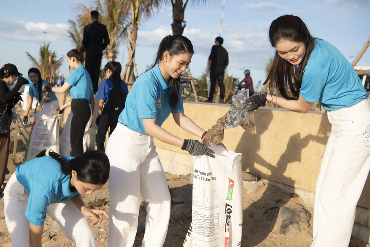 Người đẹp Hoa hậu Đại sứ du lịch Việt Nam 'lượm rác' bảo vệ môi trường biển- Ảnh 1.