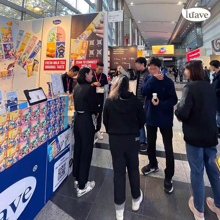 Khách hàng trải nghiệm trà sữa Lúave tại triển lãm Seoul International Café Show 2023