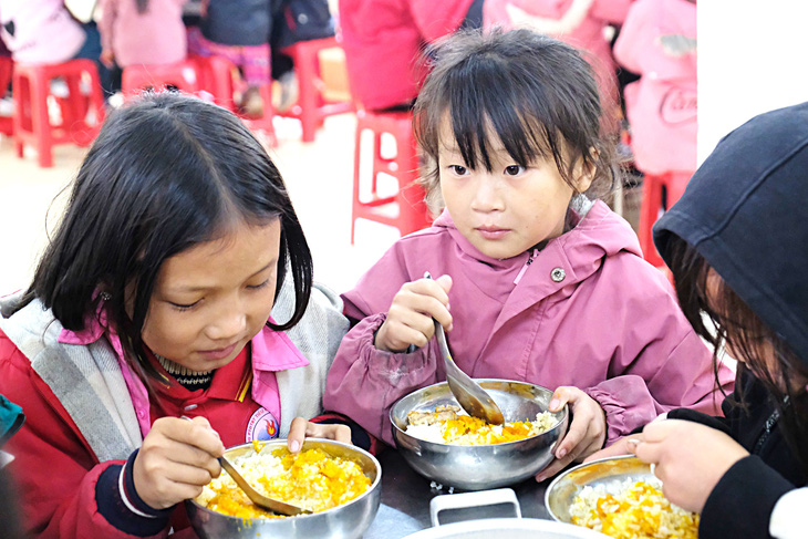 Học sinh Trường phổ thông dân tộc bán trú tiểu học Hoàng Thu Phố 1 với bữa ăn bán trú trưa 19-12 - Ảnh: NGUYÊN BẢO