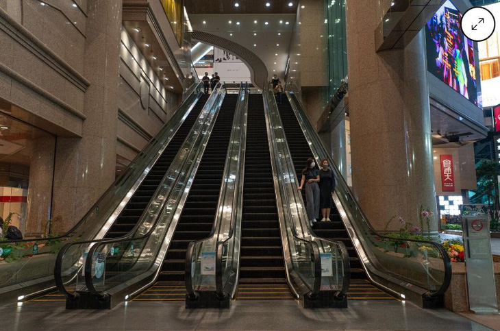 Các trung tâm thương mại vắng vẻ ở Hong Kong  - Ảnh: BLOOMBERG