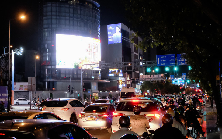 Màn hình LED quảng cáo chói lóa trên đường phố TP.HCM khiến người dân hoa mắt