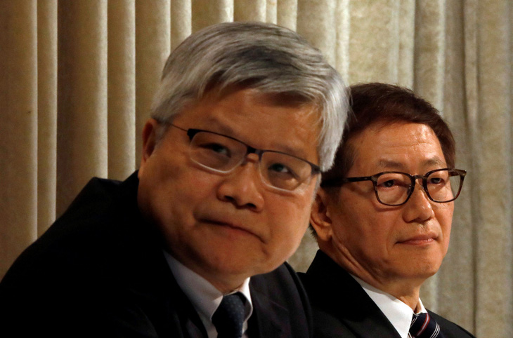 Chủ tịch tập đoàn bán dẫn TSMC Mark Liu (phải) và CEO tập đoàn, ông C.C.Wei, trong một hội thảo nhà đầu tư hồi tháng 4-2017 - Ảnh: REUTERS