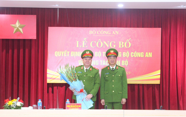 Thượng tướng Nguyễn Duy Ngọc tặng hoa chúc mừng Thiếu tướng Nguyễn Quốc Hùng - Ảnh: Q.V.