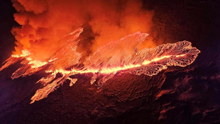 Dung nham trào ra từ núi lửa vào tối 18-12 (giờ địa phương) - Ảnh: REUTERS/Cơ quan Phòng vệ dân sự Iceland