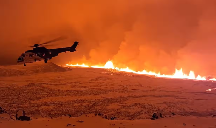 Trực thăng của lực lượng bảo vệ bờ biển đang bay qua khu vực núi lửa - Ảnh: Lực lượng bảo vệ bờ biển Iceland/EPA