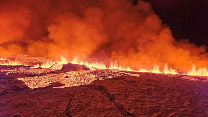 Khói và dung nham từ núi lửa vào tối 18-12 - Ảnh: REUTERS/Cơ quan phòng vệ dân sự Iceland