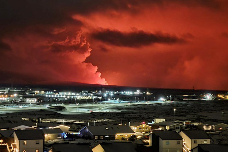Cột khói do núi lửa phun trào tại Iceland - Ảnh: AFP