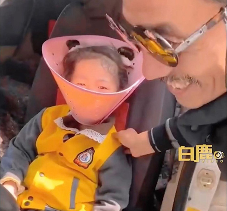 Bé 5 tuổi được ông nội đeo vòng cổ hình chóp để không xem điện thoại - Ảnh: Weibo