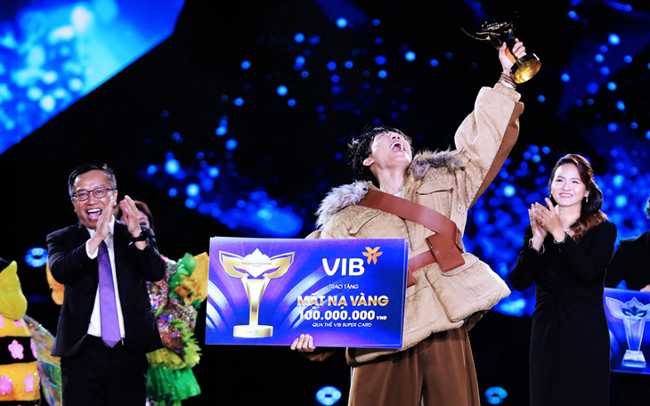 Đại diện nhà tài trợ kim cương VIB trao giải cho Anh Tú - quán quân Ca sĩ mặt nạ mùa 2