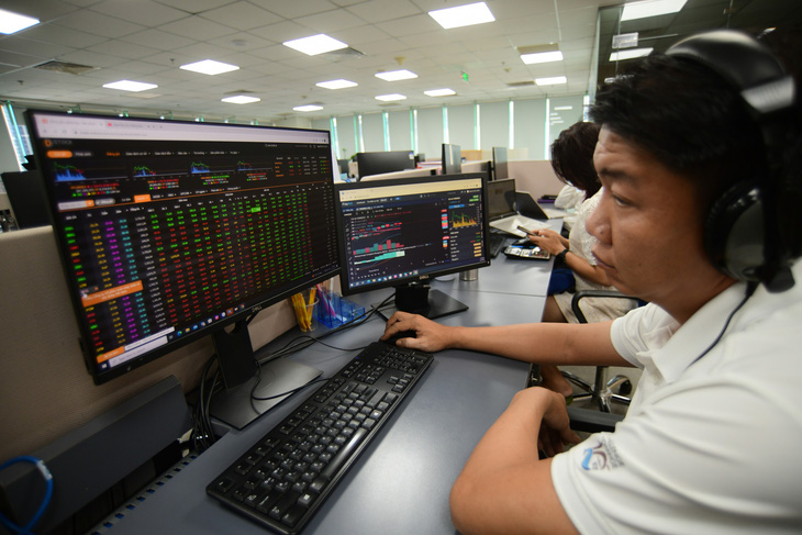 Khối nhà đầu tư cá nhân được kỳ vọng sẽ tiếp tục là bệ đỡ cho thị trường chứng khoán Việt Nam - Ảnh: QUANG ĐỊNH