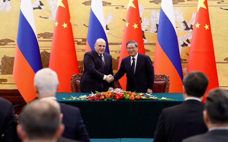 Thủ tướng Nga tới Trung Quốc, nói quan hệ hai nước ở 
