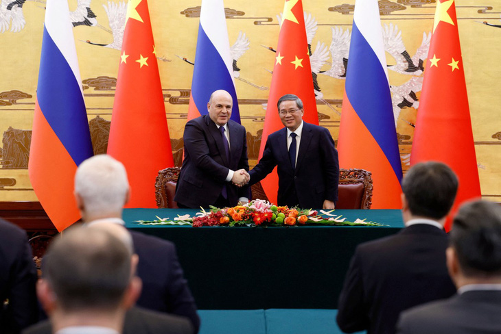 Thủ tướng Nga Mikhail Mishustin (trái) và Thủ tướng Trung Quốc Lý Cường dự lễ ký kết sau cuộc hội đàm ở Bắc Kinh vào ngày 19-12 - Ảnh: AFP/SPUTNIK