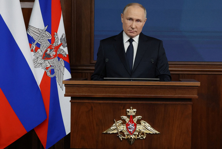 Tổng thống Nga Vladimir Putin phát biểu trong cuộc gặp với các quan chức tại Trung tâm Kiểm soát quốc phòng ở Matxcơva, Nga ngày 19-12 - Ảnh: REUTERS/SPUTNIK