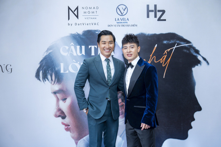 MC Nguyên Khang (trái) dẫn chương trình ra mắt MV Câu trả lời duy nhất của Hoàng Hải