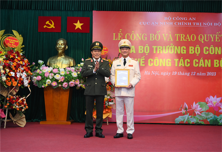 Thứ trưởng Lương Tam Quang trao quyết định điều động thiếu tướng Phạm Thế Tùng giữ chức cục trưởng Cục An ninh chính trị nội bộ - Ảnh: Bộ Công an