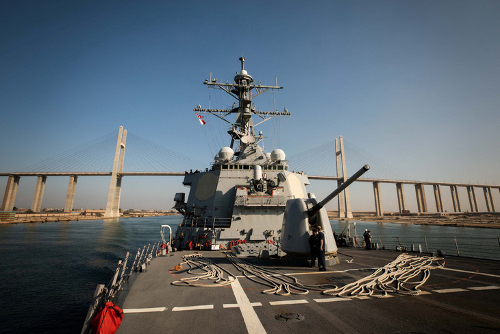 Tàu khu trục USS Carney (lớp Aleigh Burke) của hải quân Mỹ di chuyển qua kênh đào Suez ở phía bắc Biển Đỏ, ngày 18-10-2023 - Ảnh: REUTERS