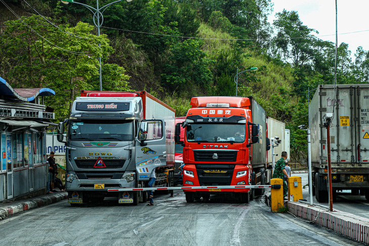 Xe container xuất nhập khẩu với Trung Quốc qua khu vực cửa khẩu quốc tế Hữu Nghị, tỉnh Lạng Sơn - Ảnh: HÀ QUÂN