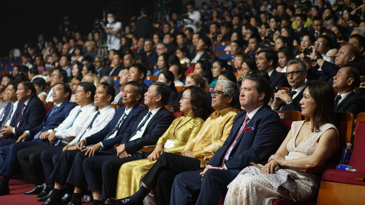 Đại sứ Mỹ tại Việt Nam Marc Knapper và phu nhân (bìa phải) cùng các vị khách quý tại lễ khai mạc Liên hoan phim châu Á Đà Nẵng lần thứ nhất - Ảnh: TRẦN MẶC