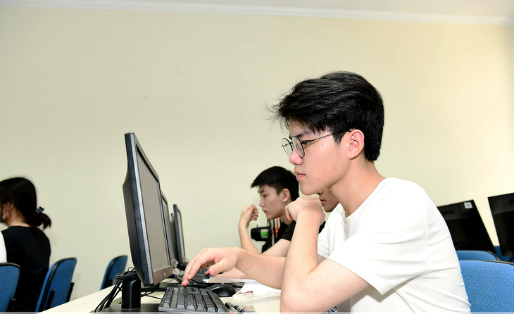 Thí sinh tham dự kỳ thi đánh giá tư duy năm 2023 do Đại học Bách khoa Hà Nội tổ chức - Ảnh: HUST