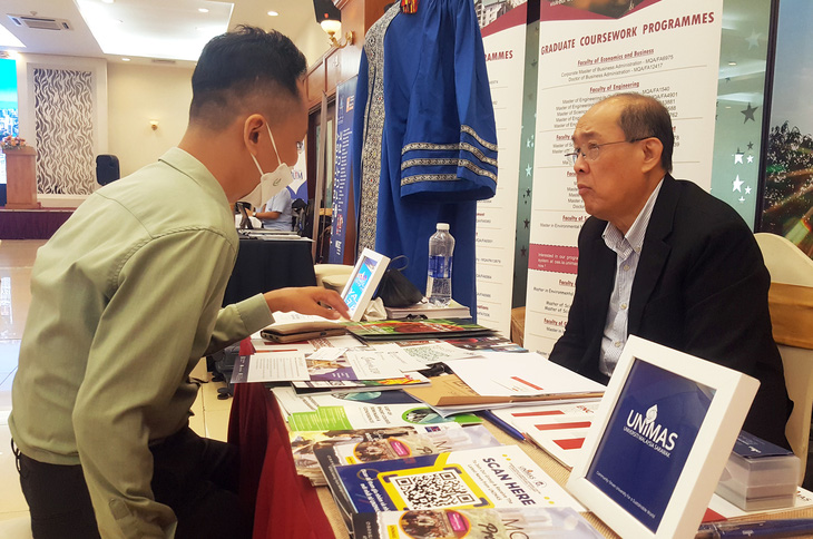 Đại diện Đại học Malaysia Sarawak (phải) chia sẻ với bạn trẻ Việt Nam tìm hiểu về du học Malaysia - Ảnh: TRỌNG NHÂN