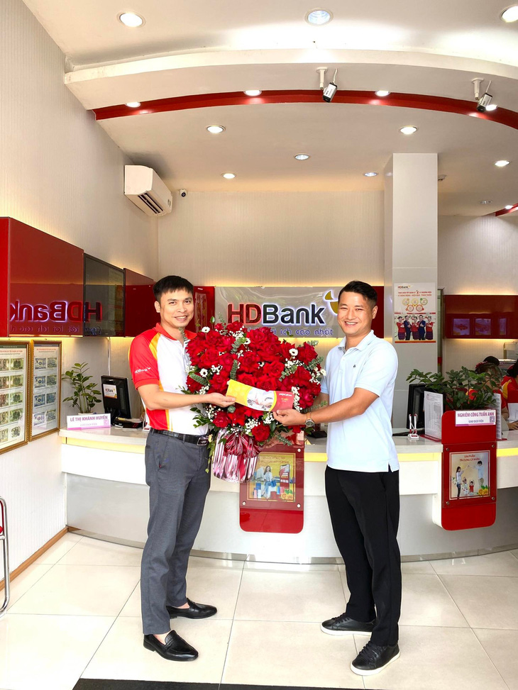 Niềm vui của khách hàng Nguyễn Văn Quỳnh, Hải Dương khi nhận giải vé bay khứ hồi 0 đồng tại chi nhánh HDBank - Ảnh: HDB