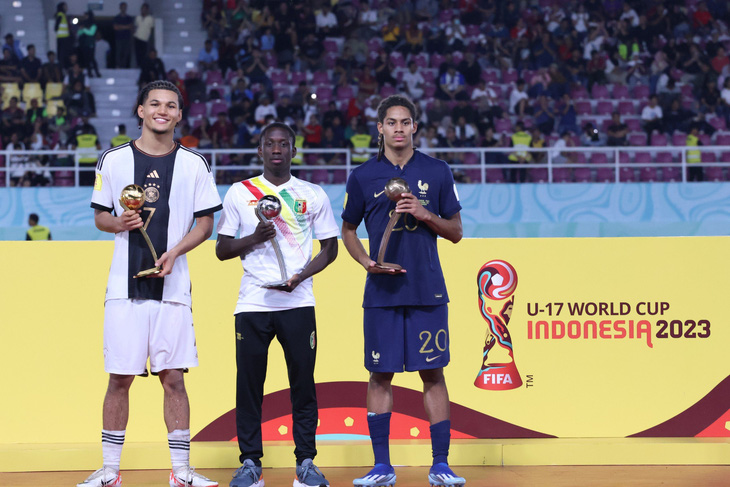 Giải Quả bóng vàng trao cho Cầu thủ xuất sắc nhất: Paris Brunner (Đức, bìa trái) - người ghi 5 bàn thắng tại giải. Quả bóng bạc thuộc về Hamidou Makalou (Mali, giữa) và Quả bóng đồng Mathis Amougou (Pháp) - Ảnh: TRUNG NGHĨA