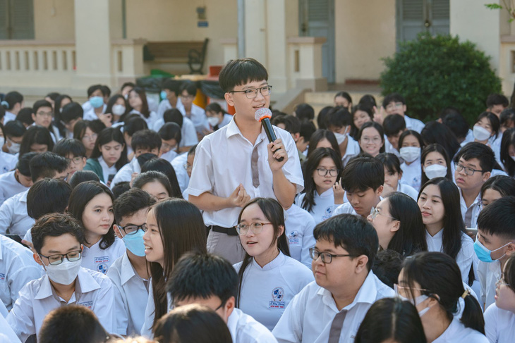 Một em học sinh chuyên Lê Hồng Phong đặt câu hỏi cho BTC Tiếng nói Xanh. Ảnh: Đ.H