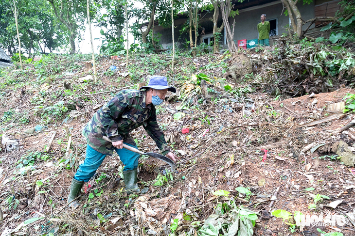 Ông Trần Loát tranh thủ phát mảnh đất dốc làm vườn tăng gia