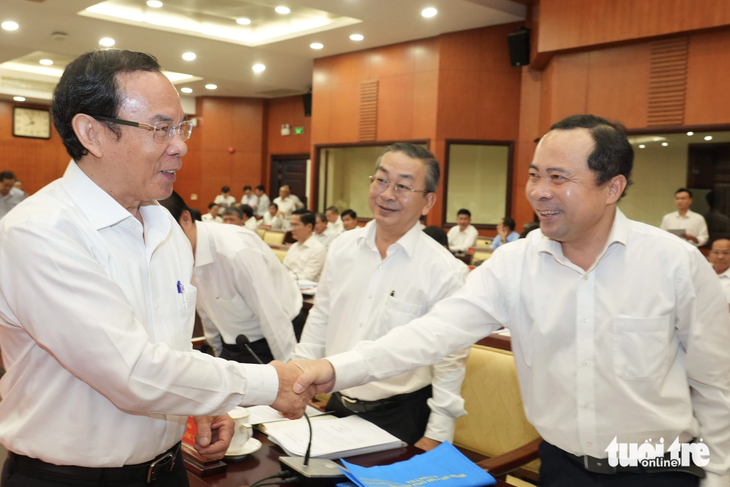 Bí thư Thành ủy TP.HCM Nguyễn Văn Nên (trái) trao đổi cùng các đại biểu - Ảnh: HỮU HẠNH