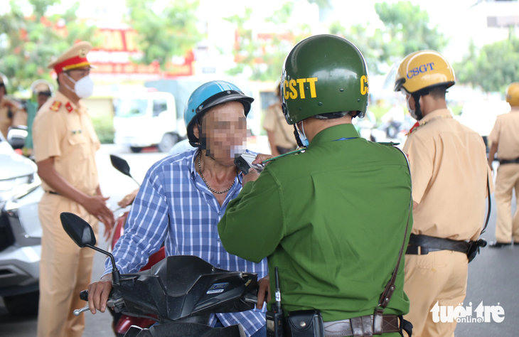 Cảnh sát giao thông ở TP.HCM đo nồng độ cồn vào ban ngày - Ảnh: MINH HÒA