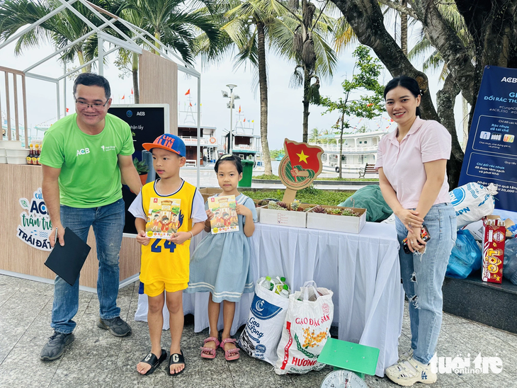 Người dân Phú Quốc mang rác thải sinh hoạt đến đổi quà là sách cho các con - Ảnh: C.CÔNG