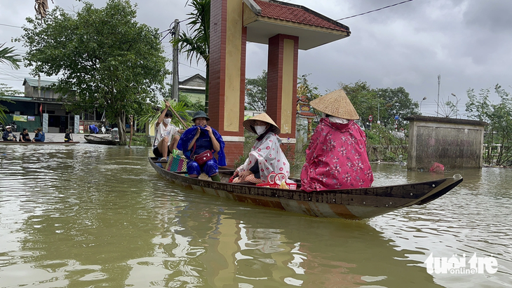 Nhiều khu dân cư ở hạ lưu sông Bồ (Thừa Thiên Huế) bị tái ngập lụt trở lại vào sáng 2-12 - Ảnh: BẢO PHÚ