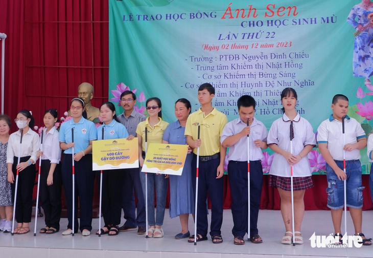 Hiệp hội Xây dựng và Vật liệu xây dựng TP.HCM (SACA) trao tặng 400 cây gậy dò đường và 20 suất học bổng cho trẻ em mù - Ảnh: DIỆU LINH