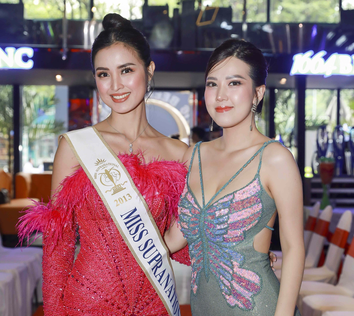 Hoa hậu Siêu quốc gia Mutya Johanna Datul (bên trái) và Thu Hà - én bạc cuộc thi Én vàng 2023 - tại buổi công bố cuộc thi - Ảnh: VÕ SĨ ĐIỀU