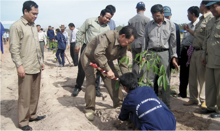 Bộ trưởng Bộ Nông Lâm Ngư nghiệp Campuchia Chan Sarun tham gia trồng cao su năm 2010 tại Công ty TNHH PTCS Tân Biên Kampong Thom  - Ảnh: TÂN BIÊN KAMPONG THOM