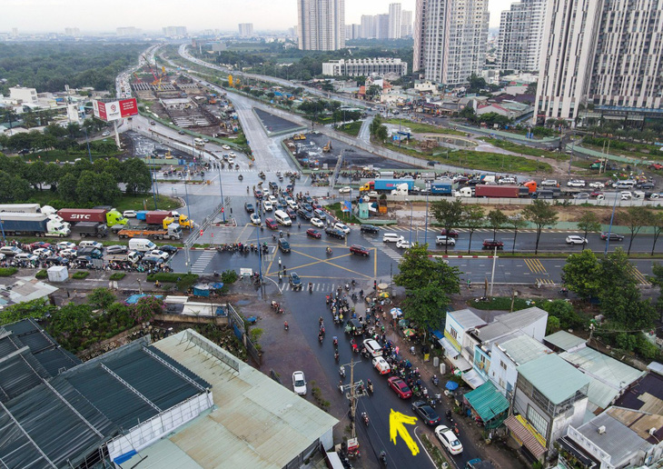 Đoạn “thắt cổ chai” đường Lương Định Của hướng ra cao tốc (mũi tên) kẹt xe, ùn ứ vào giờ cao điểm hằng ngày - Ảnh: C.TUẤN